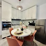 Apartmán Palfi With Garden & Parking