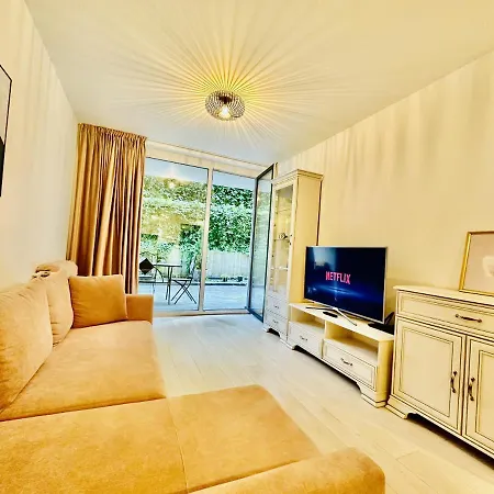 Daire Palfi With Garden & Parking