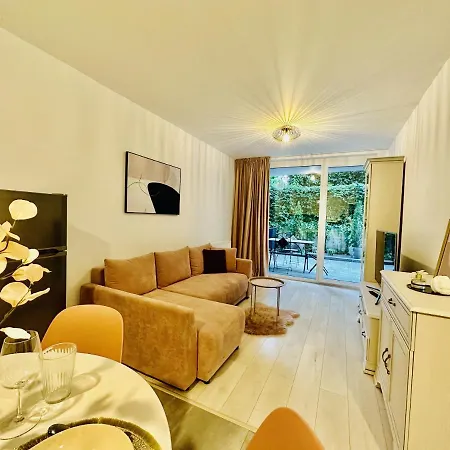 Palfi With Garden & Parking Apartmán